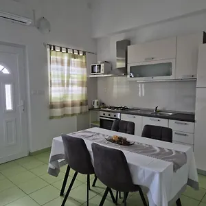 apartments-marino-povlja.hotelinzadar.com/